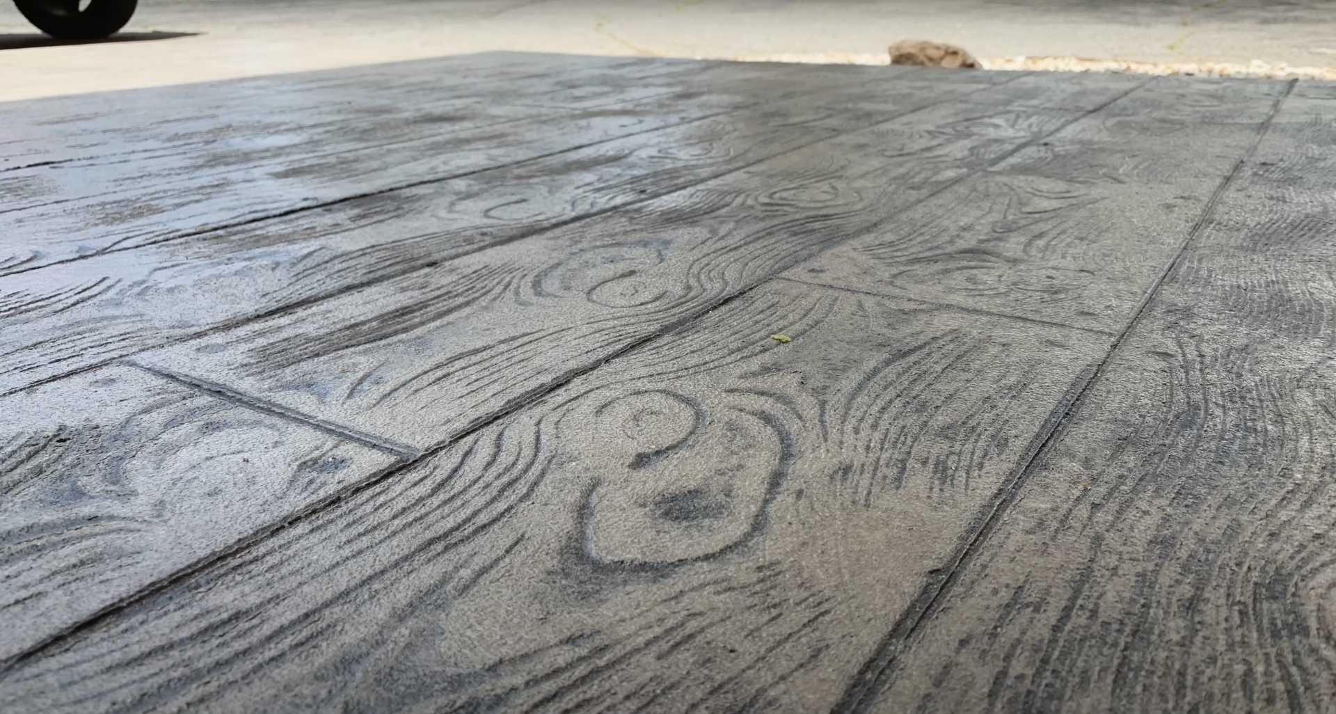 Stamped decorative concrete with wood grain pattern Beautiful stamped concrete patio with decorative pattern and texture